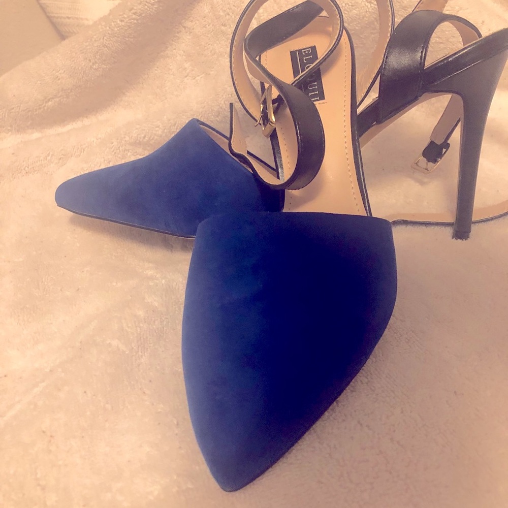 Blue pumps